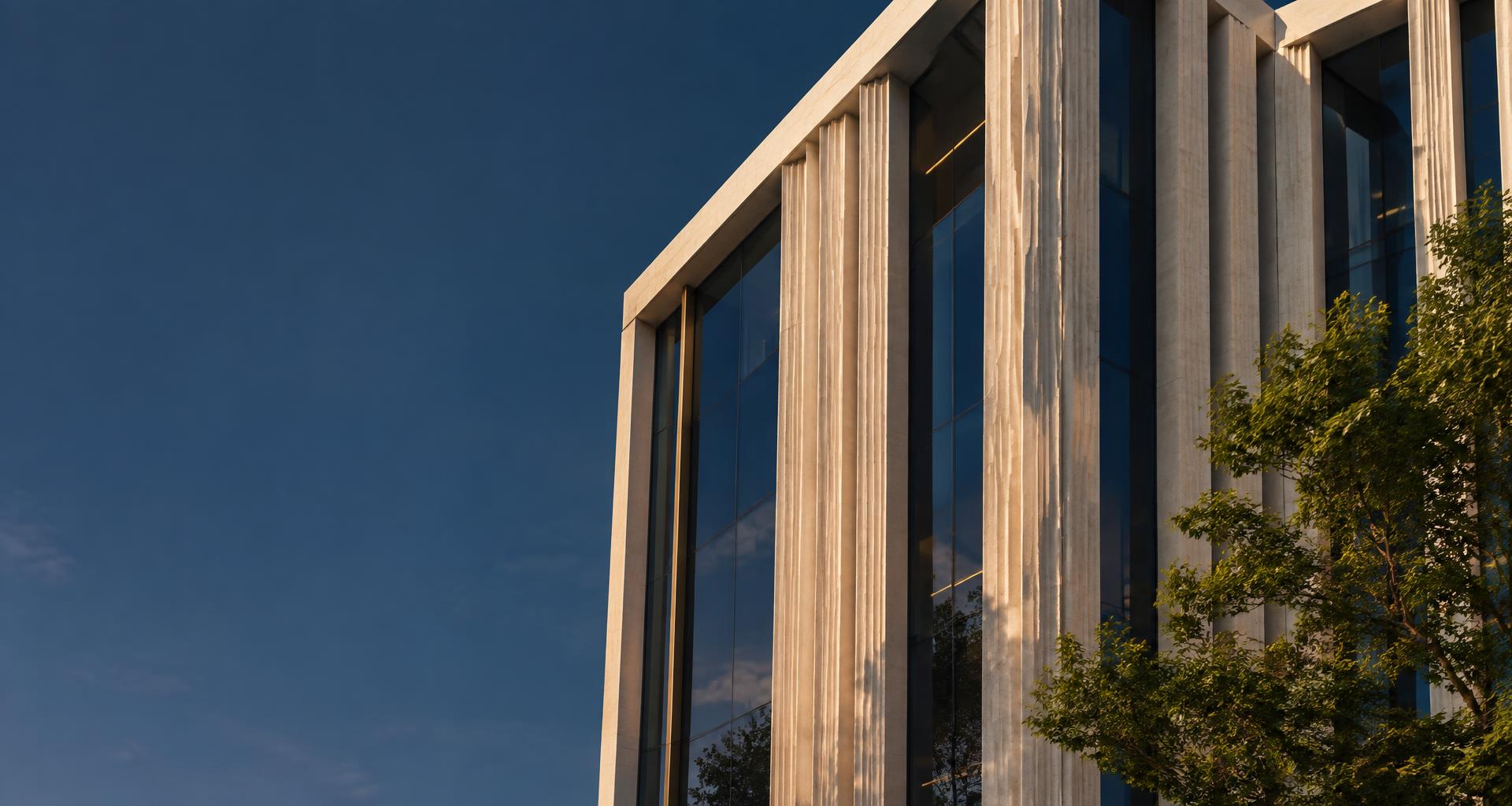 Arquitetura contemporânea com linhas elegantes e fachada de vidro